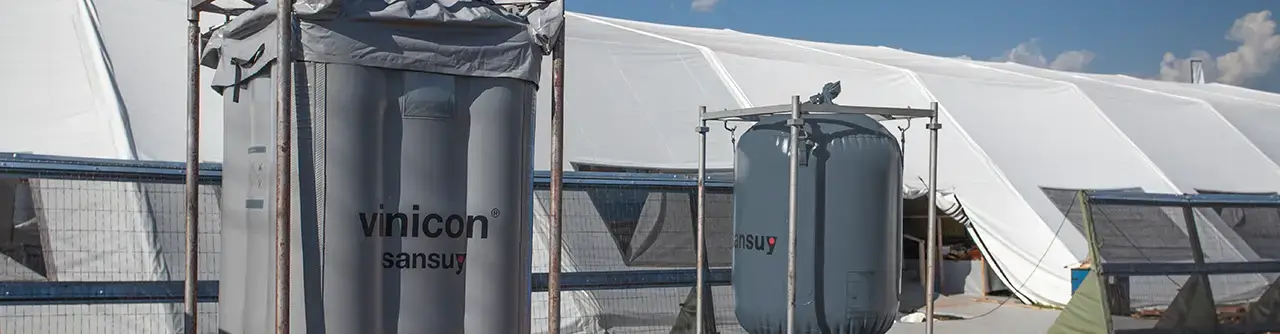Galpão em lona com trem dentro
